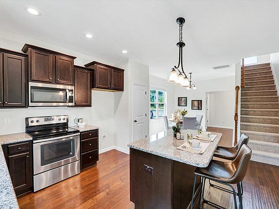 4th image of 102 Forsyth Pkwy