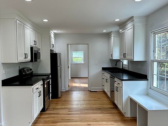 4th image of 621 E Brandeis Ave