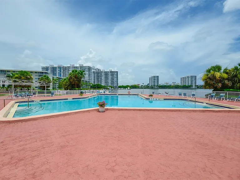2851 Leonard Dr #J505 — Photo 33