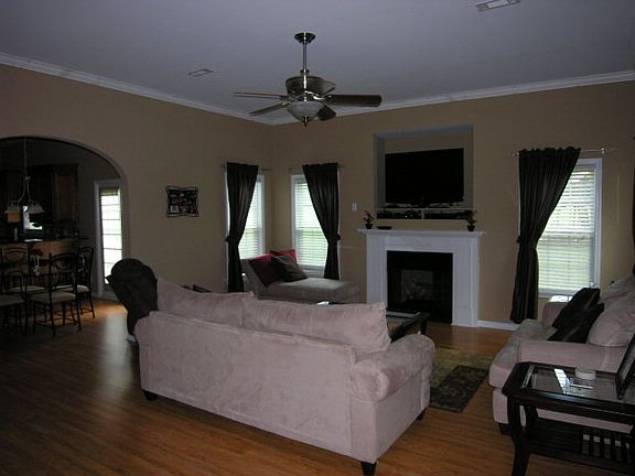 4th image of 1046 Saxton Cir