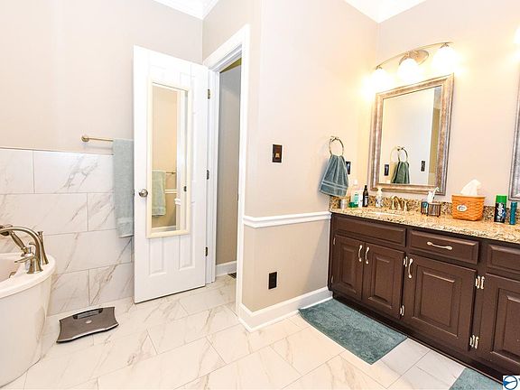 2nd image of 121 Woodland Trl