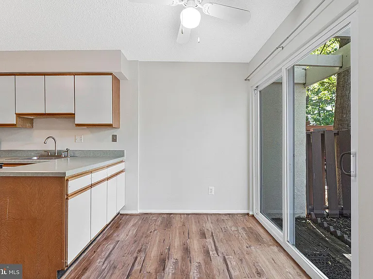 2202 Southgate Sq — Photo 11