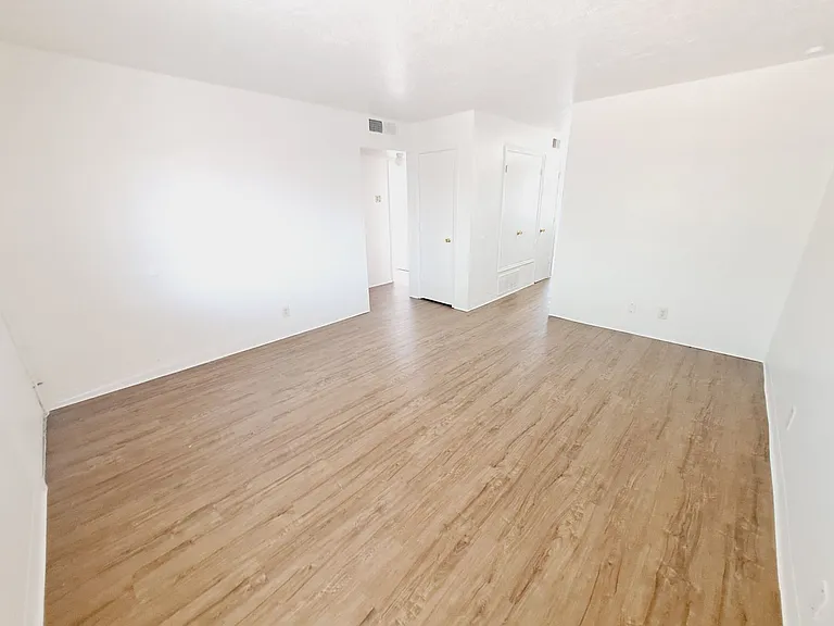 3618 Lafayette Drive Ne — Photo 2