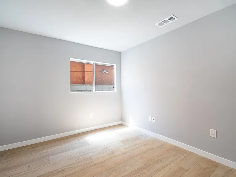 1049 W 62nd St — Photo 16