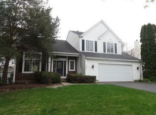 135 Lake Dr S, Algonquin, IL 60102