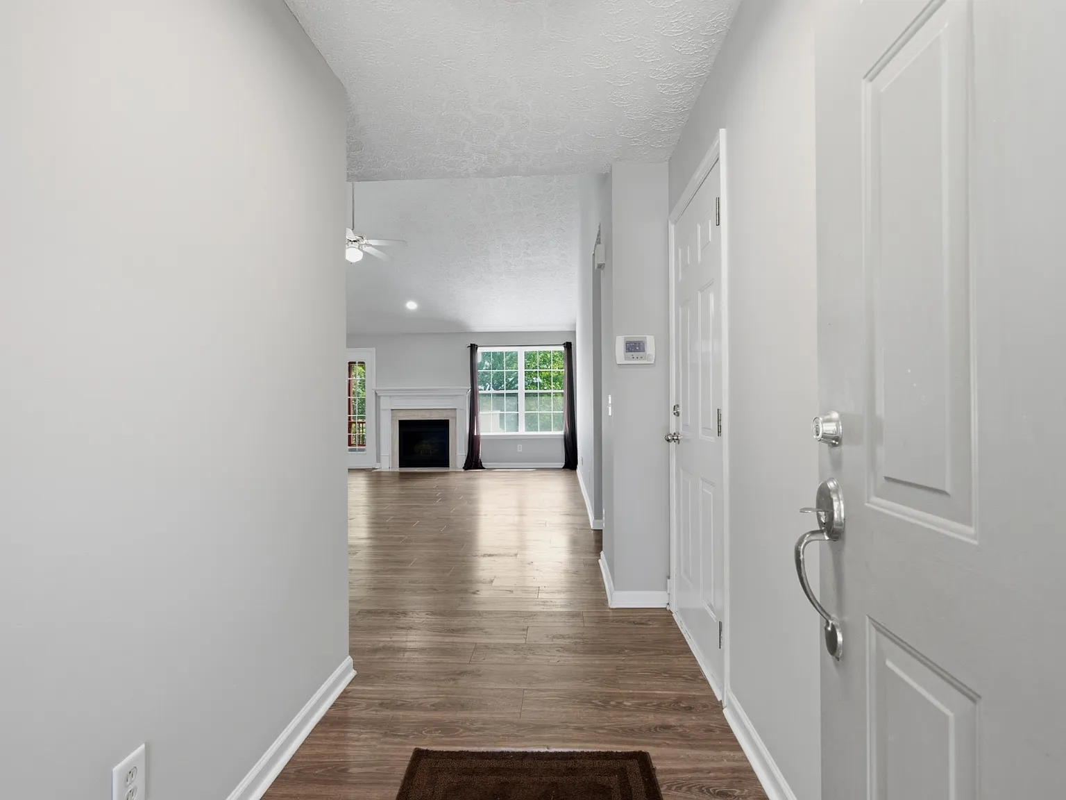 3 bed, 2.0 bath, 1554 sqft, $2,400 — Photo 2