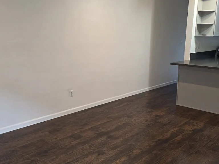 1260 E 4th St #6 — Photo 13