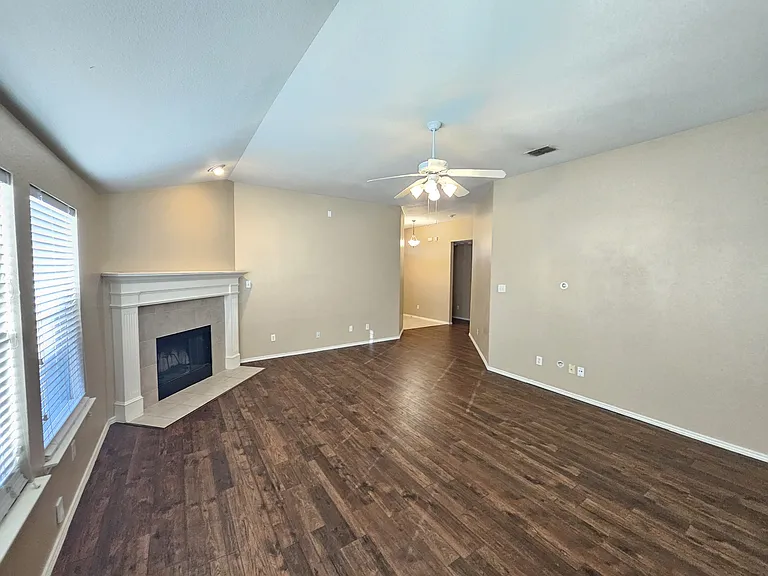 3235 Guadaloupe — Photo 7