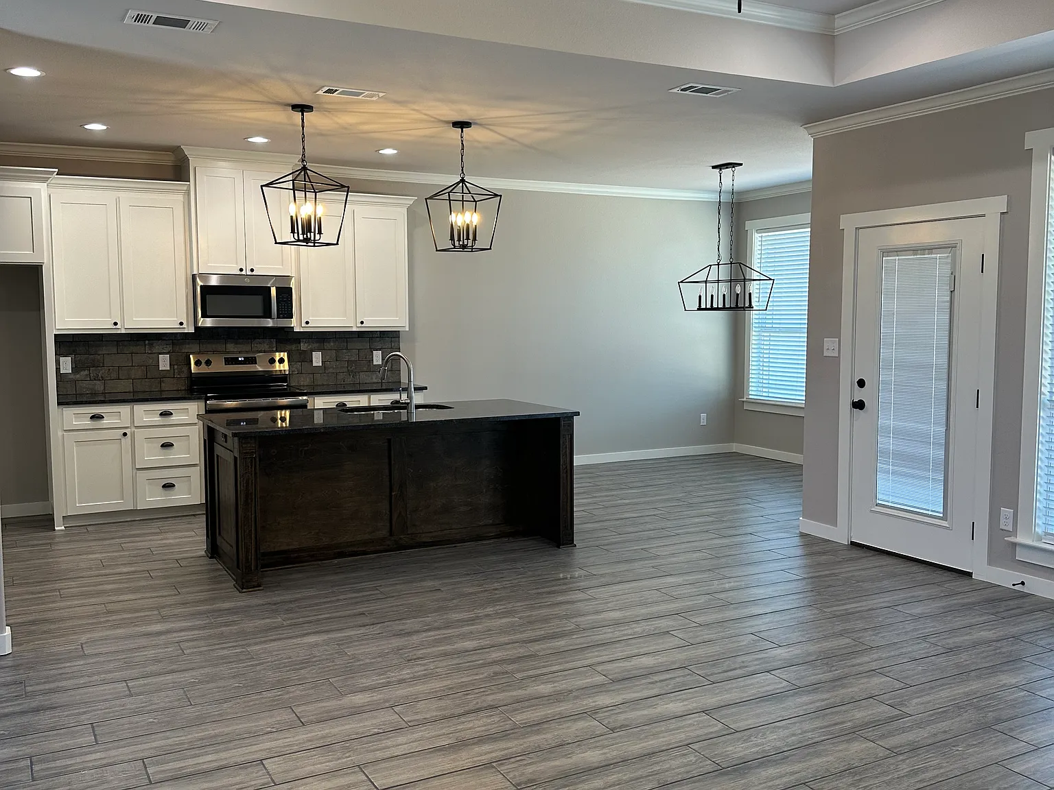 4 bed, 1925 sqft, $2,395 — Photo 4