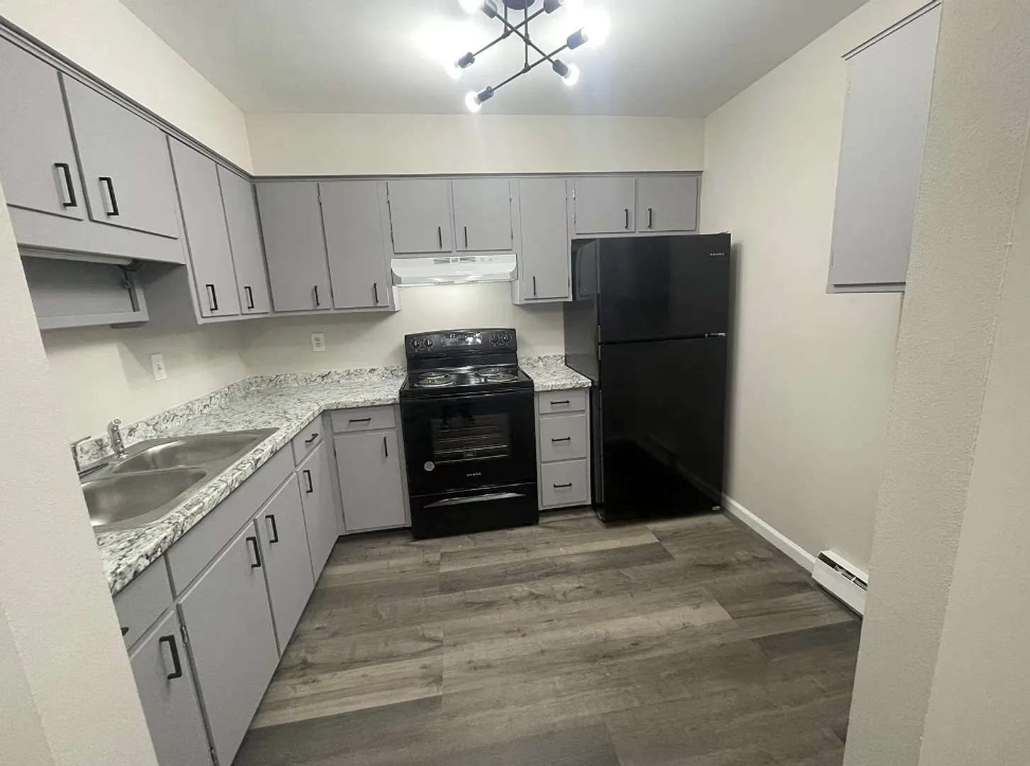 305 N Robinson Cir — Photo 2