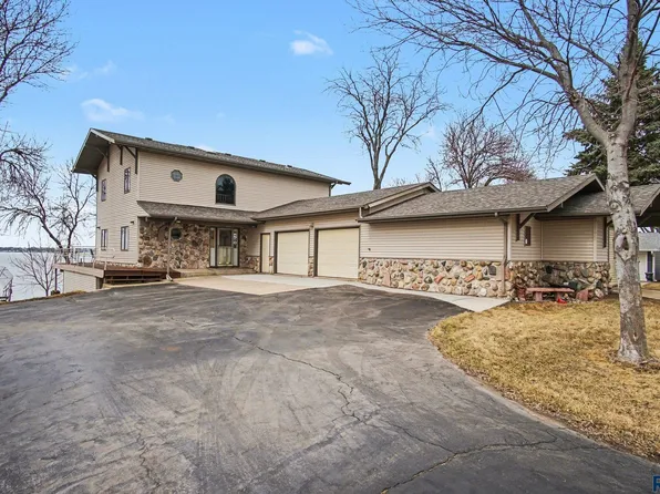 6797 Zimmerman Dr, Wentworth, SD 57075