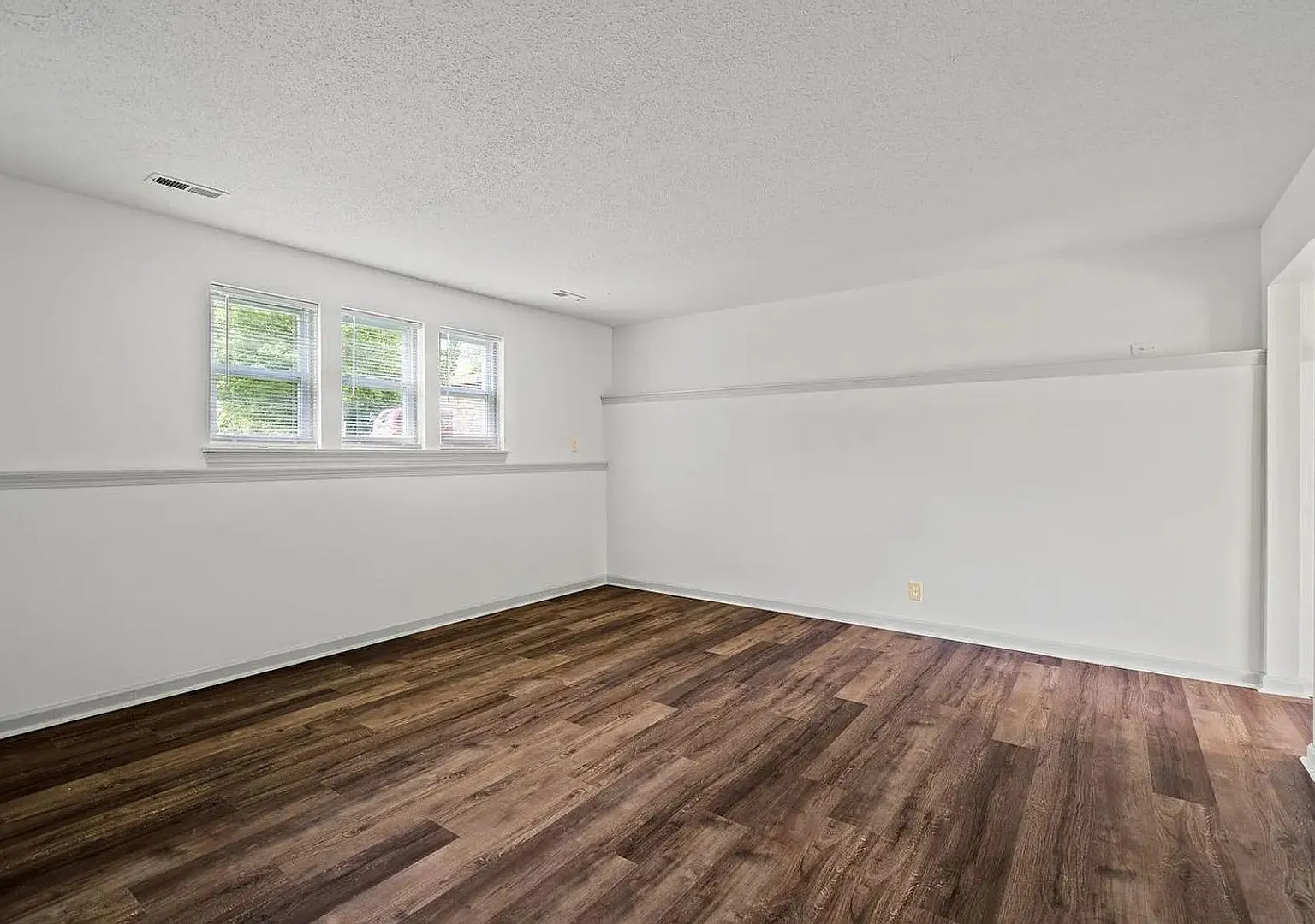 1304 Essex Ct — Photo 3