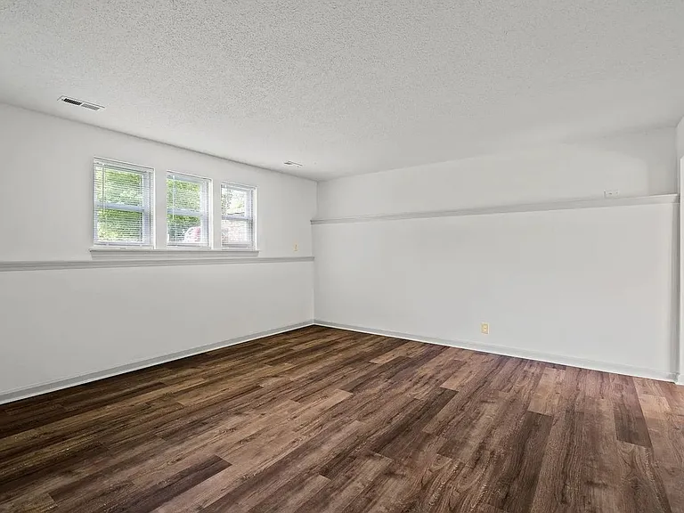 1304 Essex Ct — Photo 3