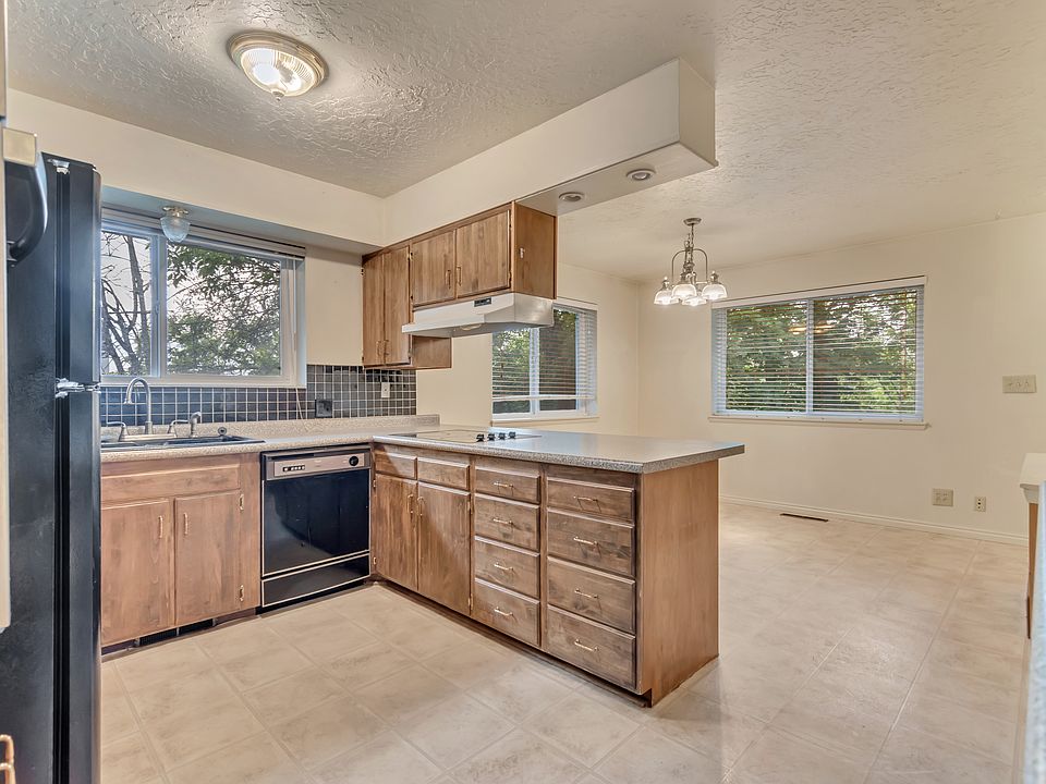 Large eat-in kitchen
