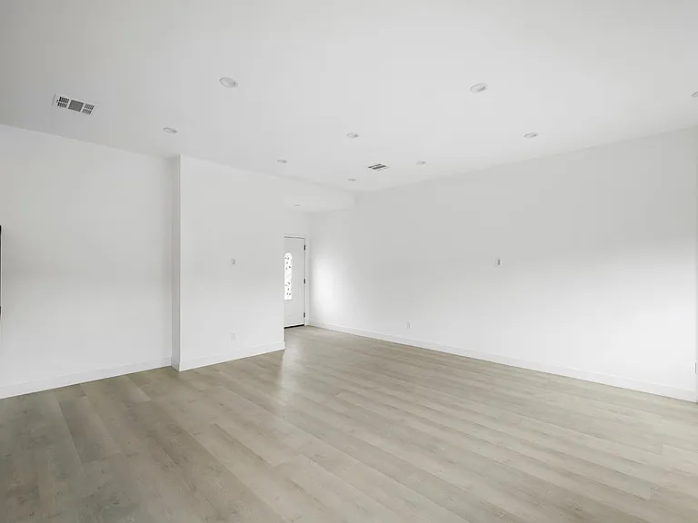 11217 Cohasset St — Photo 5