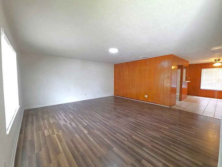 501 E Reagan St — Photo 1
