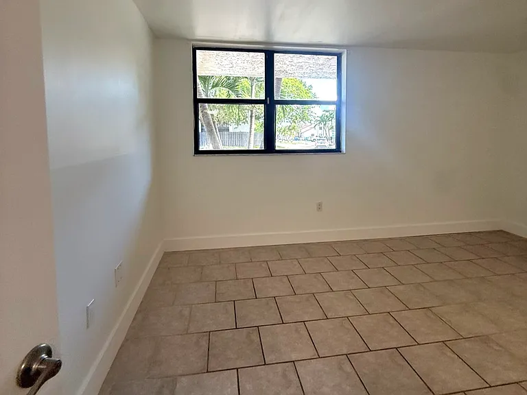8881B Fontainebleau Blvd — Photo 9