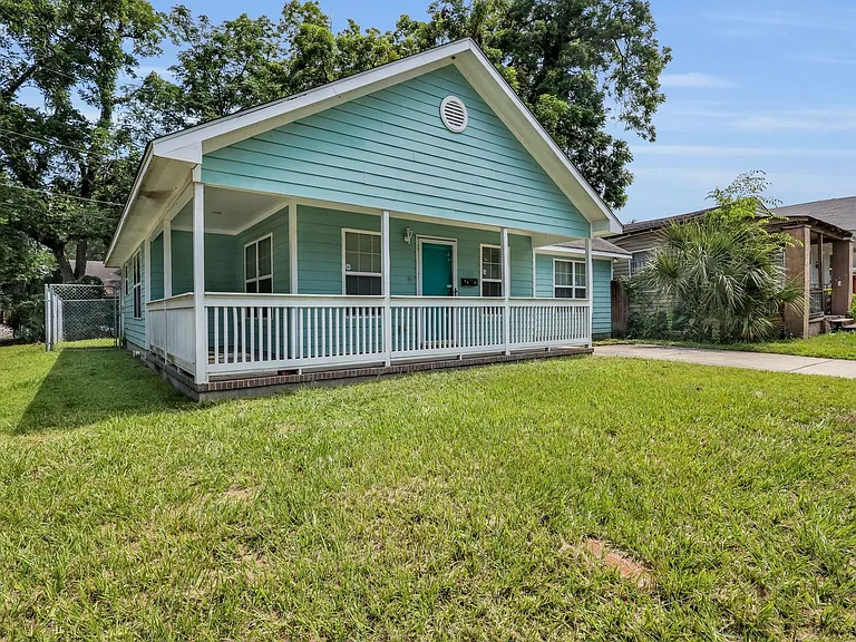 1202 E Waldburg St — Photo 2