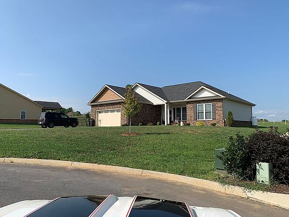 5th image of 225 Eden Dr
