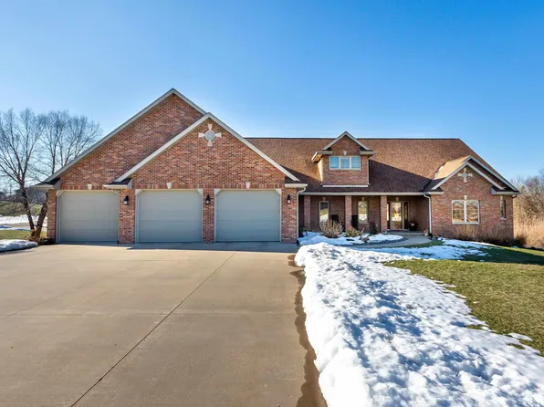 8006 Southern Hills Cir, Dubuque, IA 52003
