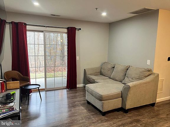 5th image of 328 Nicholas Dr