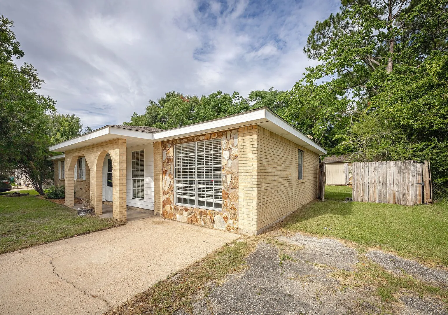 3 Bed / 1 Bath Home Convenient Gautier Location — Photo 2