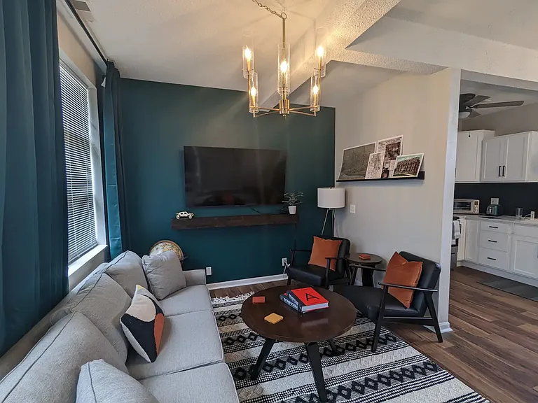 Fifth Avenue Apartments — Photo 16