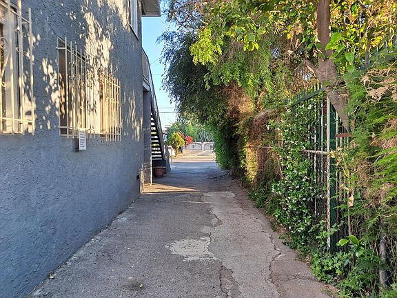 5th image of 4137 Chevy Chase Dr APT 2