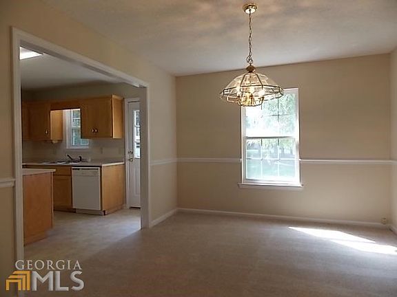 5th image of 2304 Camelia Dr W