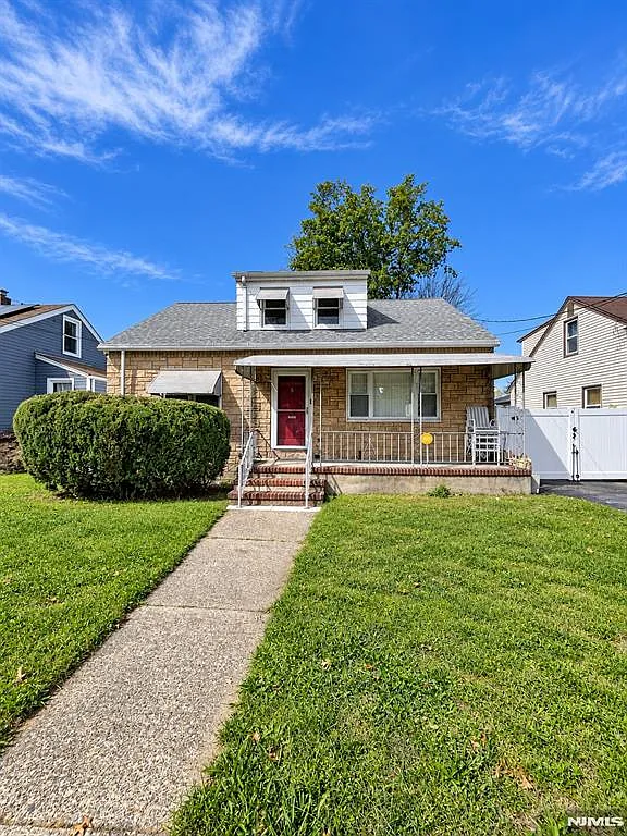 4 bed, 1.0 bath, $2,800 — Photo 1