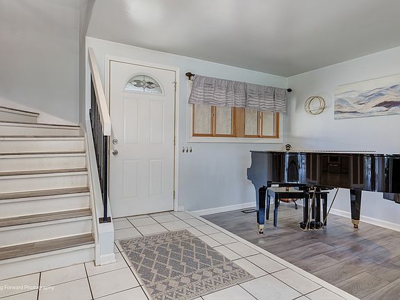 2nd image of 13 Sweetwood Ct