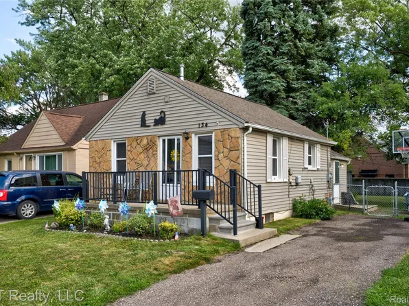 134 Chopin St, Troy, MI 48083