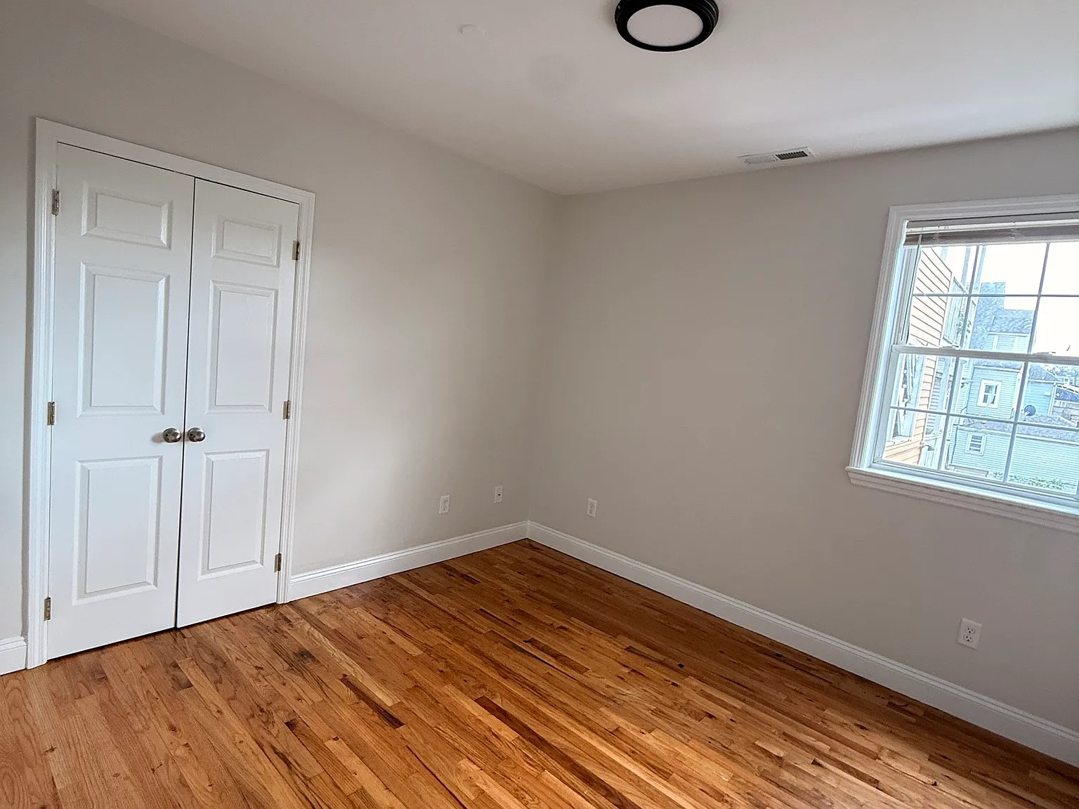 3 bed, 1.0 bath, 2280 sqft, $3,200 — Photo 4