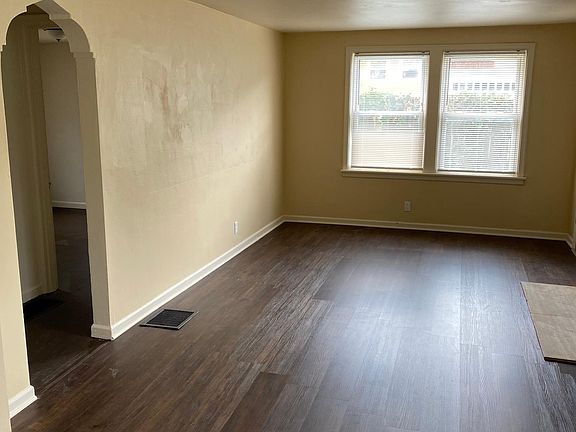 2nd image of 402 Golfview Ave