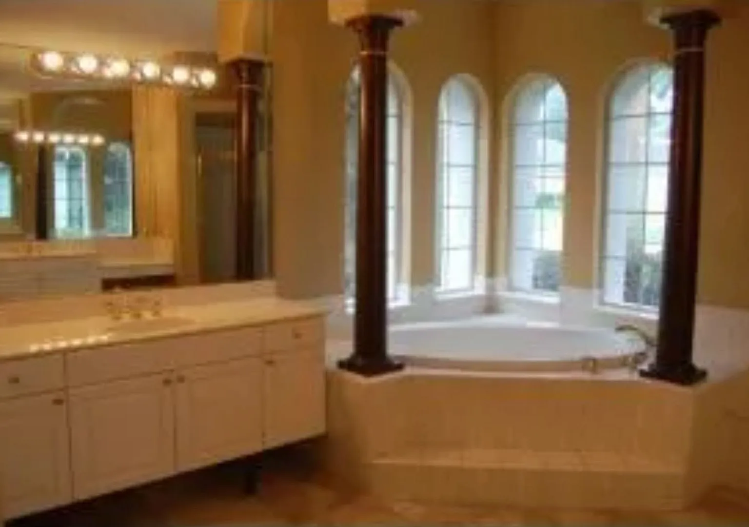Spacious Renovated 3BR Home with Bonus Living Space in Desirable NE Ocala — Photo 2