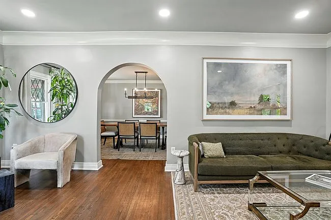 Living room to dining transition