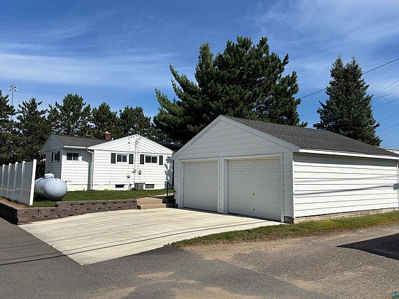 4th image of 408 S 7th Ave E