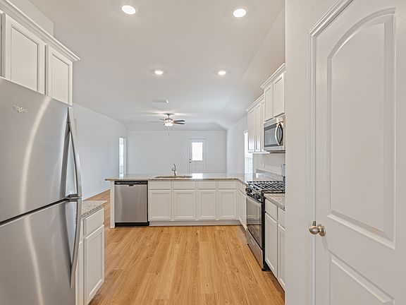 The kitchen comes with a full suite of energy-efficient appliances!