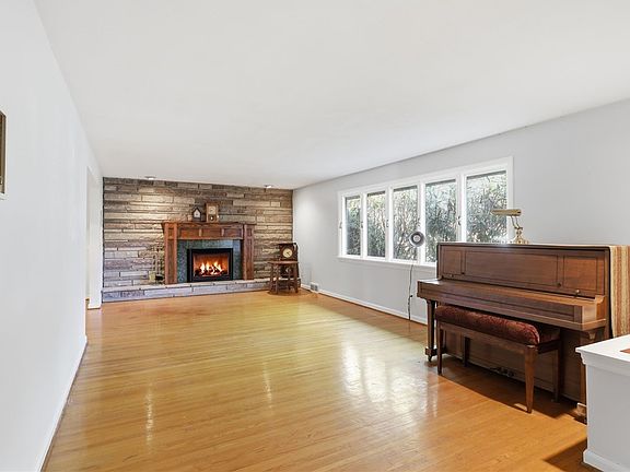 5th image of 58 Landsdowne Ln