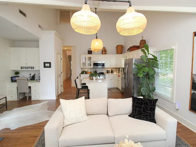 1401 NE Dysart Woods Ln — Photo 3
