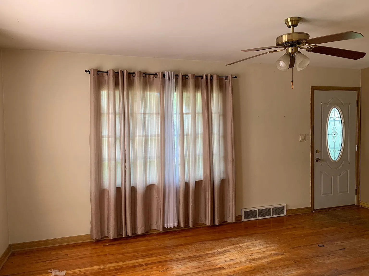 3 bed, 1.5 bath, 976 sqft, $1,550 — Photo 3