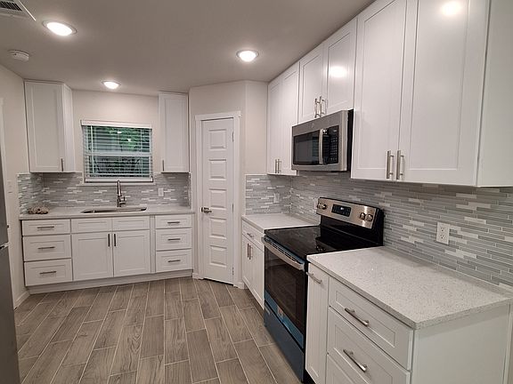 4th image of 3010 Division St