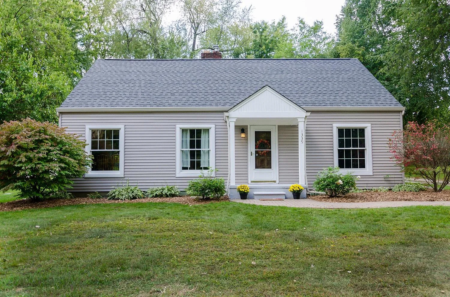 1339 Willis Rd photo 1
