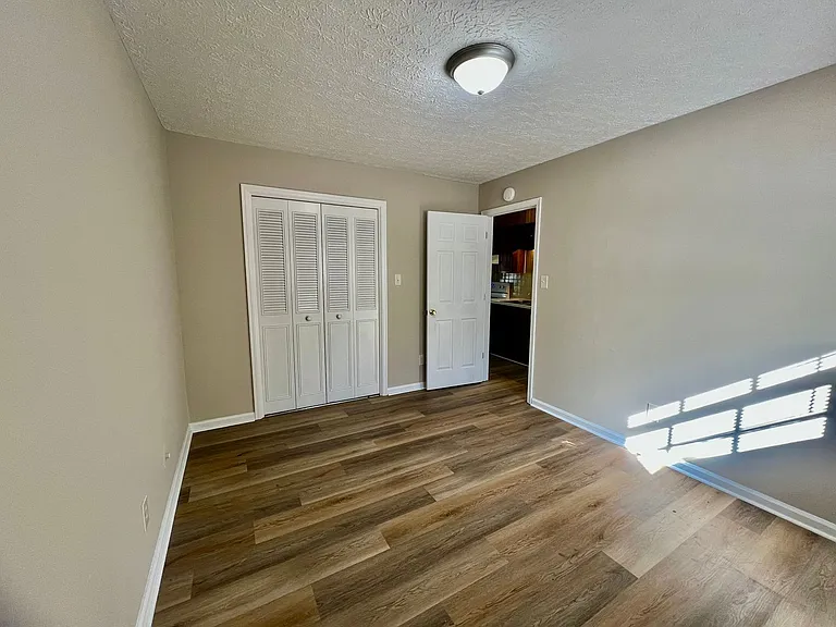 106 Holmes Cir — Photo 8