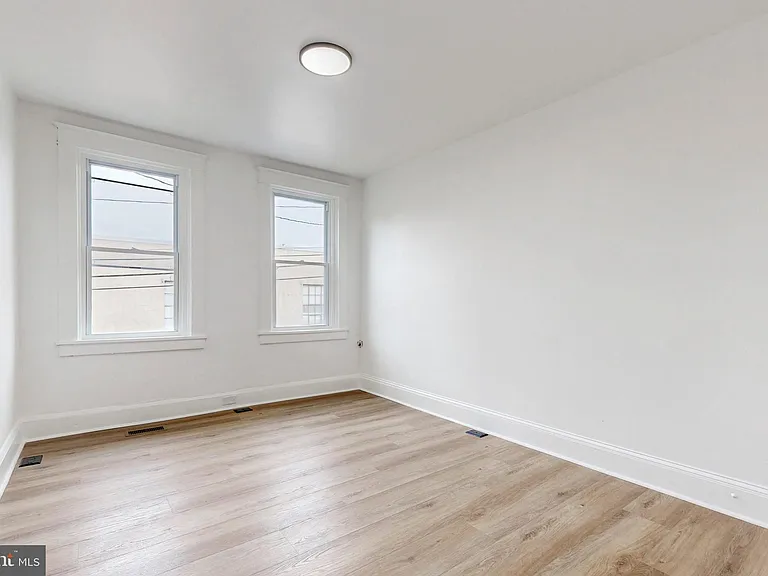 2320 W Lexington St — Photo 23