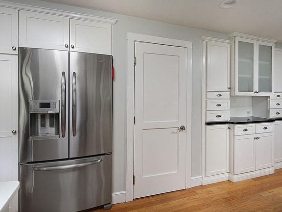 4th image of 230 Poquanticut Ave