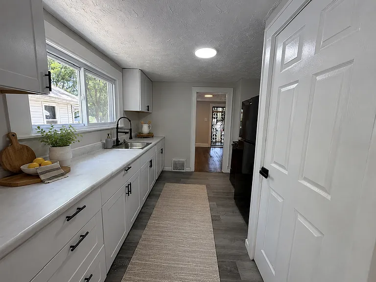 621 Hudson Ave — Photo 6