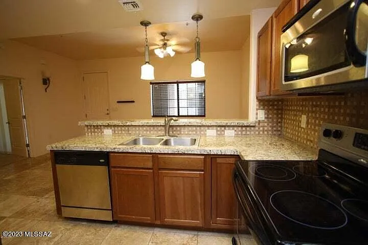 2010 E River Rd #101 — Photo 5