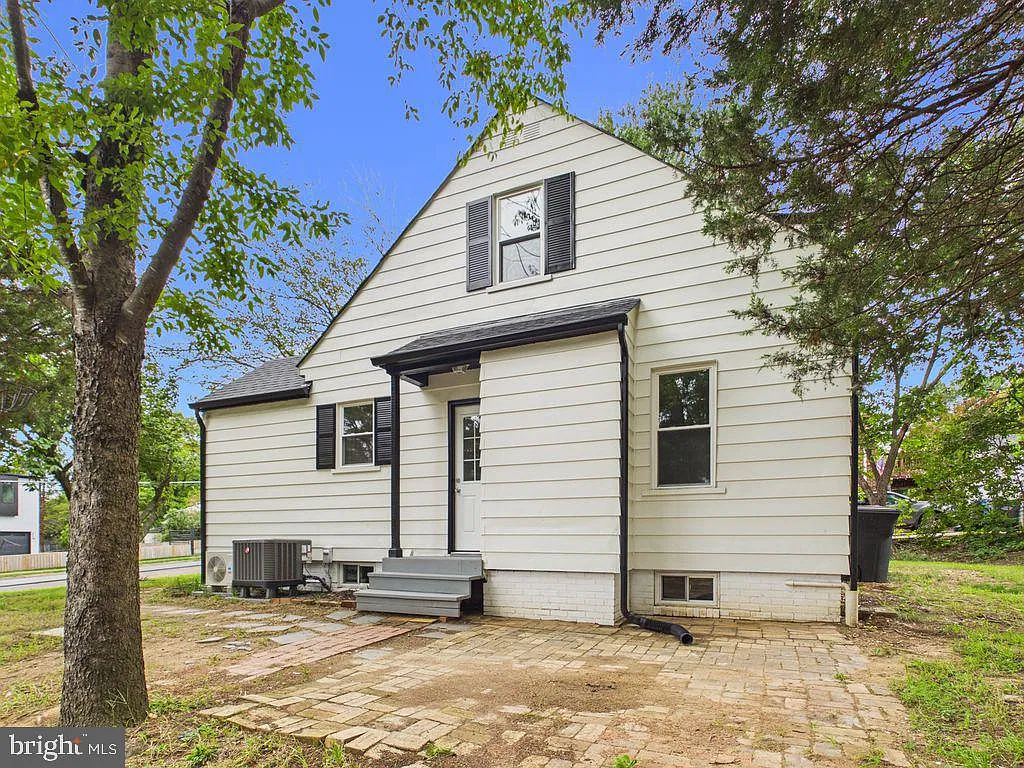 3 bed, 2.0 bath, 1223 sqft, $3,100 — Photo 3