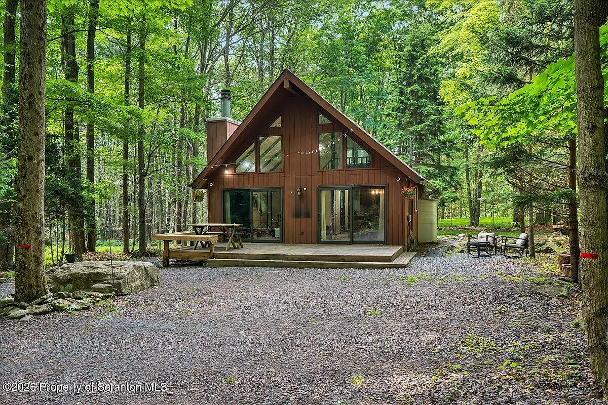 3 bed, 1.0 bath, 1194 sqft, $1,900 — Photo 1